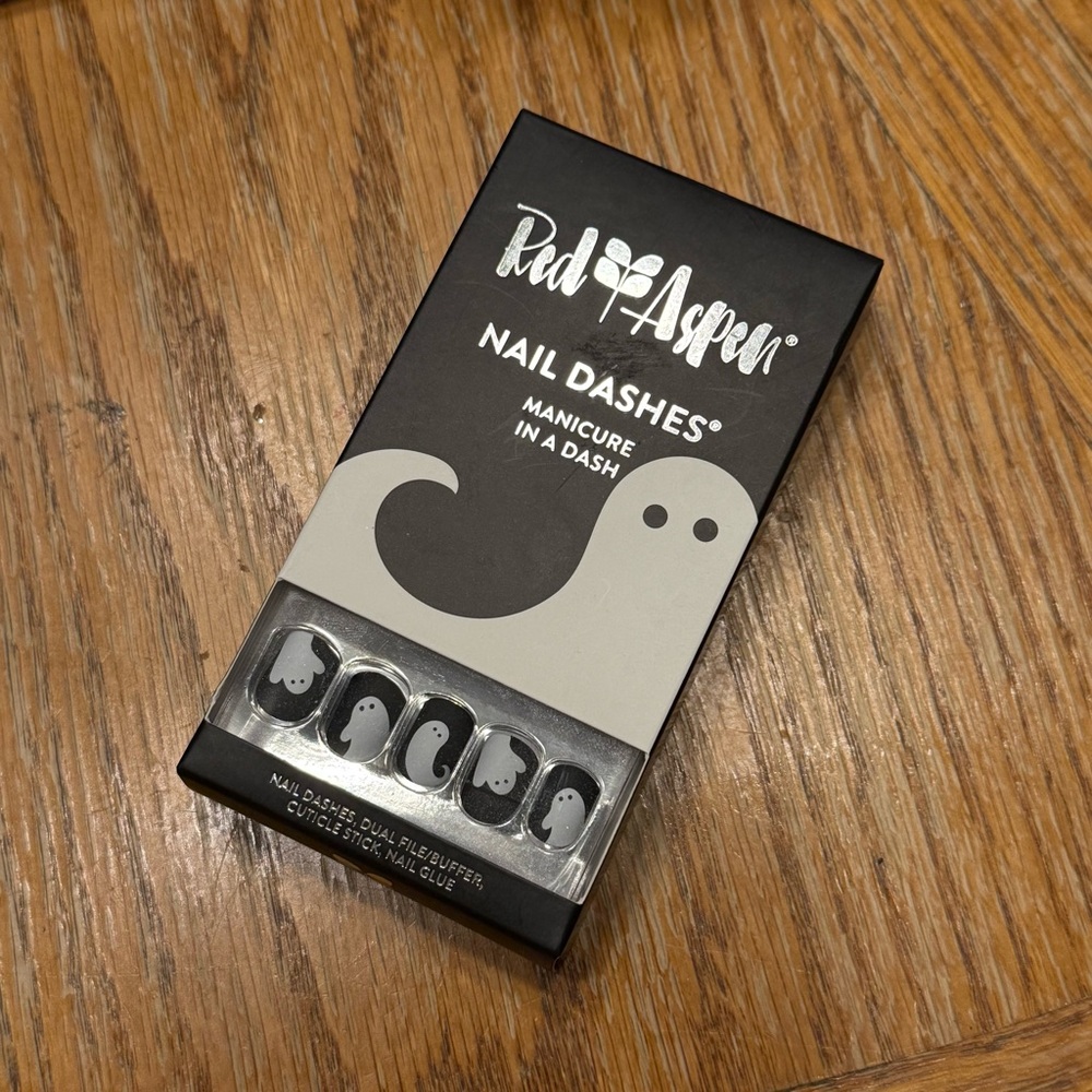 Red Aspen Boo-tiful, Beverly Nail Dashes - Black & White